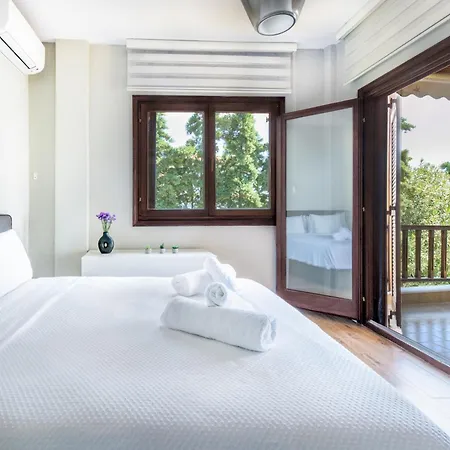 Iconic Prive Beachfront Мола-Калива