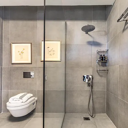 Iconic Prive Beachfront Мола-Калива