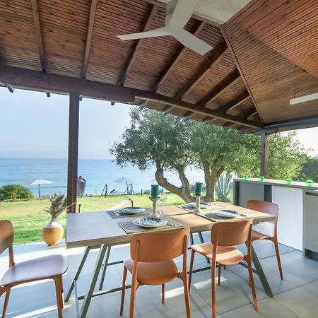 Iconic Prive Beachfront Вилла *