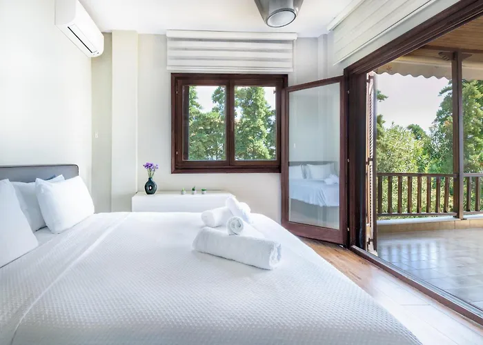 Iconic Prive Beachfront Mola Kalyva